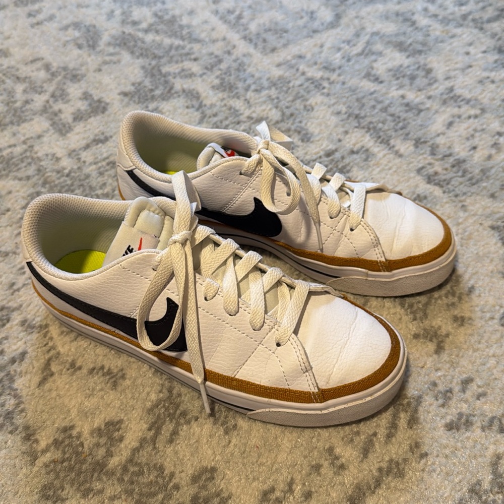 Nike court tennis shoes